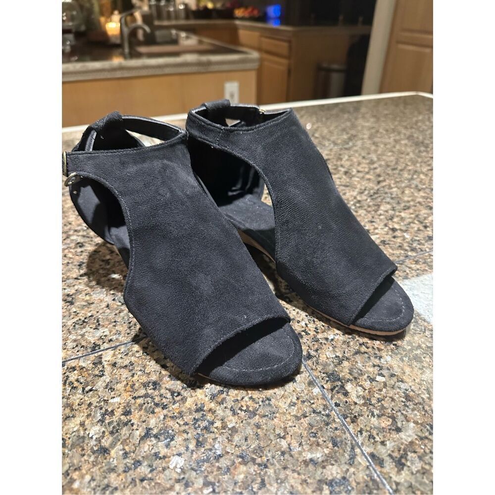 NWOT sandals